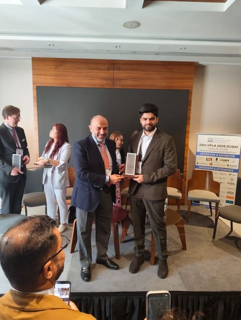 Zaman Zaidi receives the award on stage at the IIPLA Summit in Dubai
